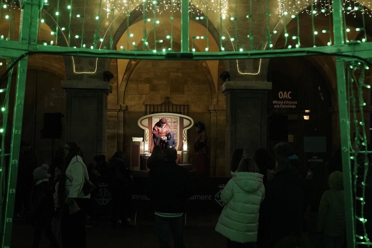 Totes les fotos dels infants de Manresa donant la carta al Príncep Assuan