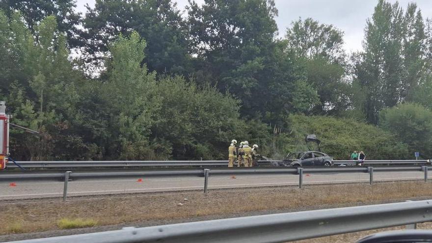 Arde un coche en la autovía a Grado: los bomberos ya han sofocado las llamas, que calcinaron el vehículo
