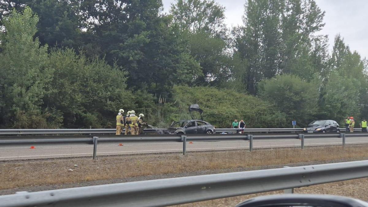 Arde un coche en la autovía a Grado: los bomberos ya han sofocado las llamas, que calcinaron el vehículo