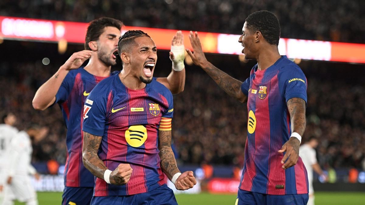 Raphinha celebra con rabia el gol marcado, mientras Ferran y Rashford se felicitan