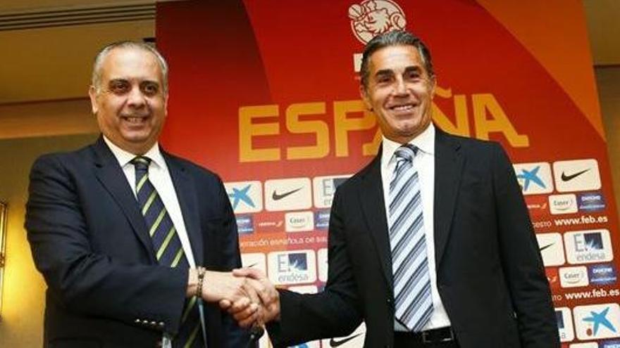 Sergio Scariolo con el presidente de la Federación Española de Baloncesto, José Luis Sáez.