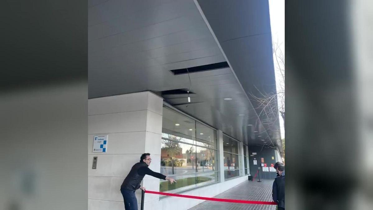 Placas del techo de un centro sanitario de Barcelona caídas a causa del viento
