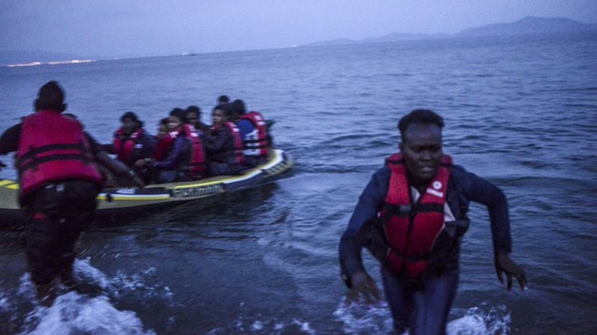 Inmigrantes en una lancha, este domingo, en la isla griega de Kos.