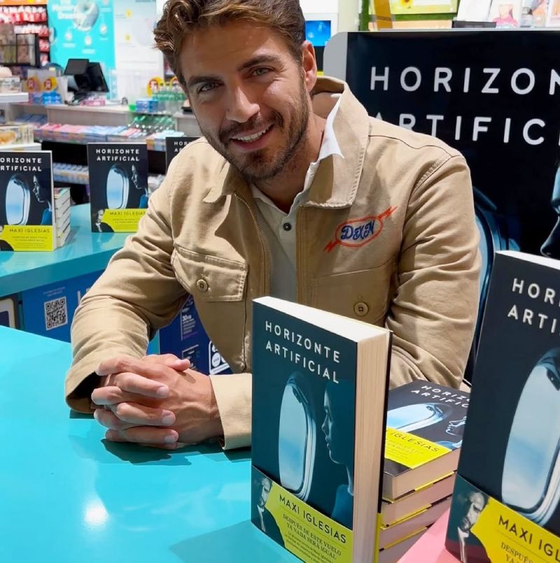 Maxi Iglesias empezó en la aviación para escribir su primera novela
