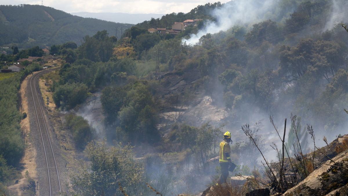Incendio en Untes (Ourense), al lado de las vías del tren.