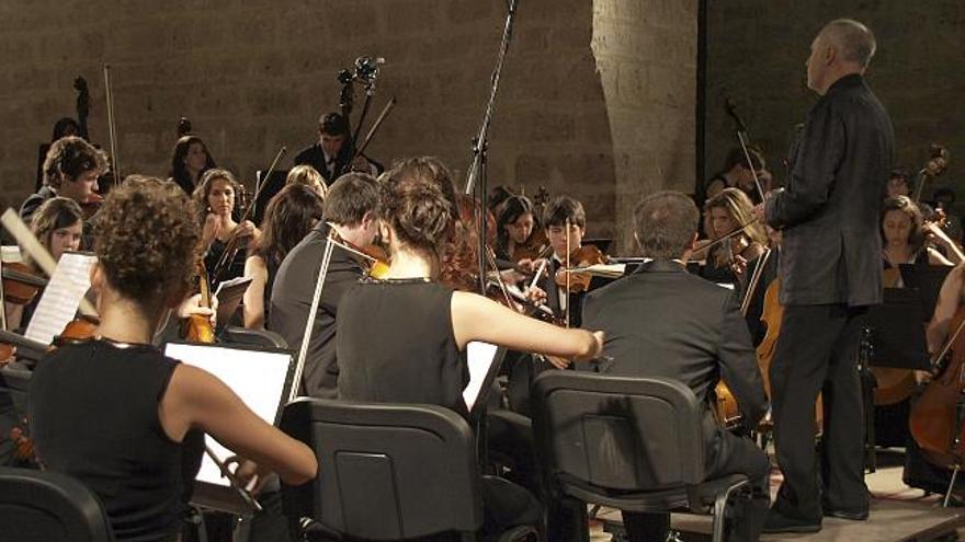 López Cobos dirige a la «Joven Orquesta de Castilla y León» en su última visita a Toro, el pasado mes de julio.