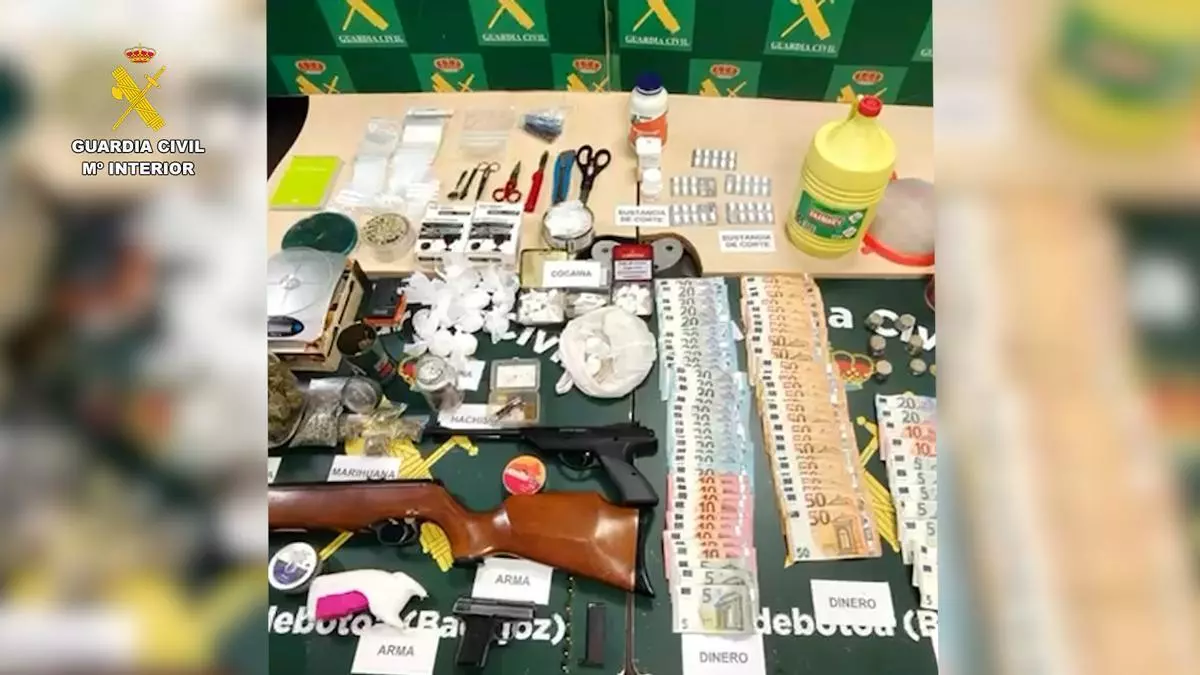 Detenidos un hombre y una mujer por tráfico de drogas y tenencia ilícita de armas en San Vicente de Alcántara