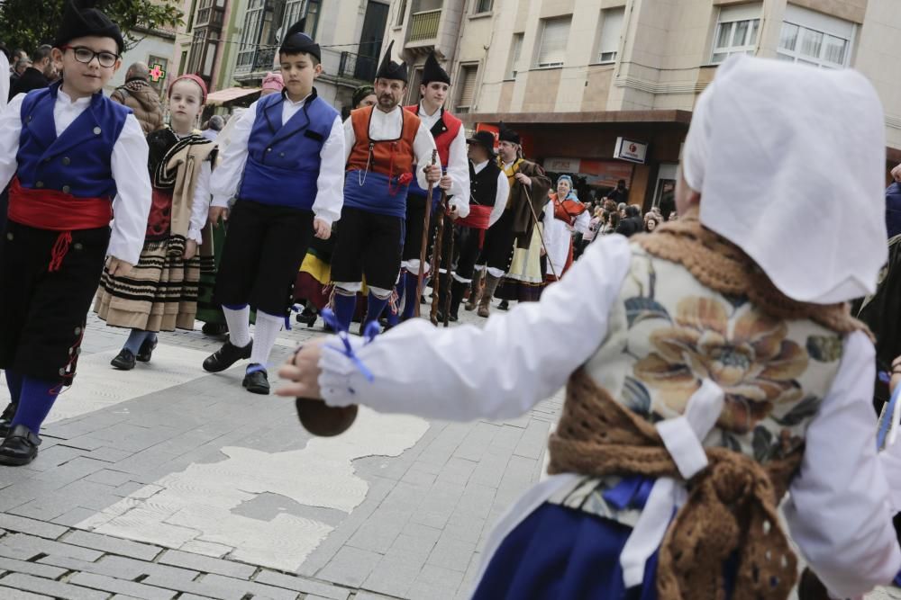 Desfile en Pola de Siero para celebrar los Güevos Pintos