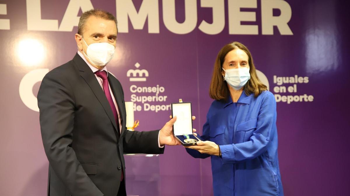 Patricia Campos posa junto al secretario de Estado para el Deporte, José Manuel Franco.