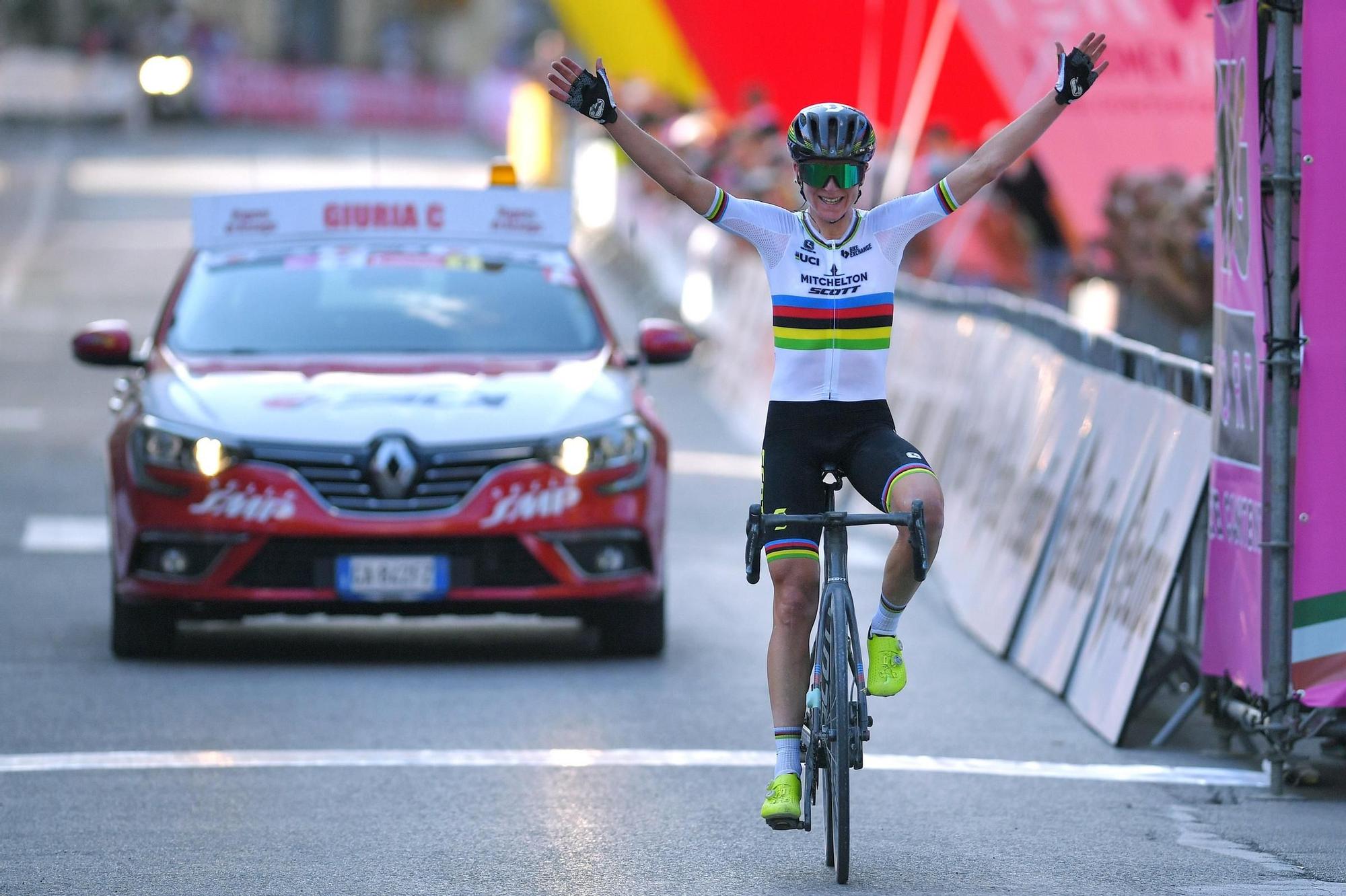 Van Vleuten gana la etapa del Giro Rosa con 'starrato'