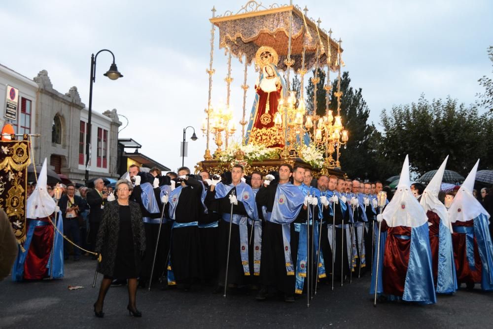 Recreacion de la Semana Santa de Cangas para el encuentro de cofradias que tuvo que ser acortado por las lluvias