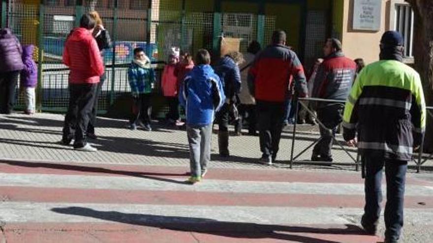 El vigilant agredit, davant del centre, el dia dels fets, quan els alumnes reprenien les classes a la tarda