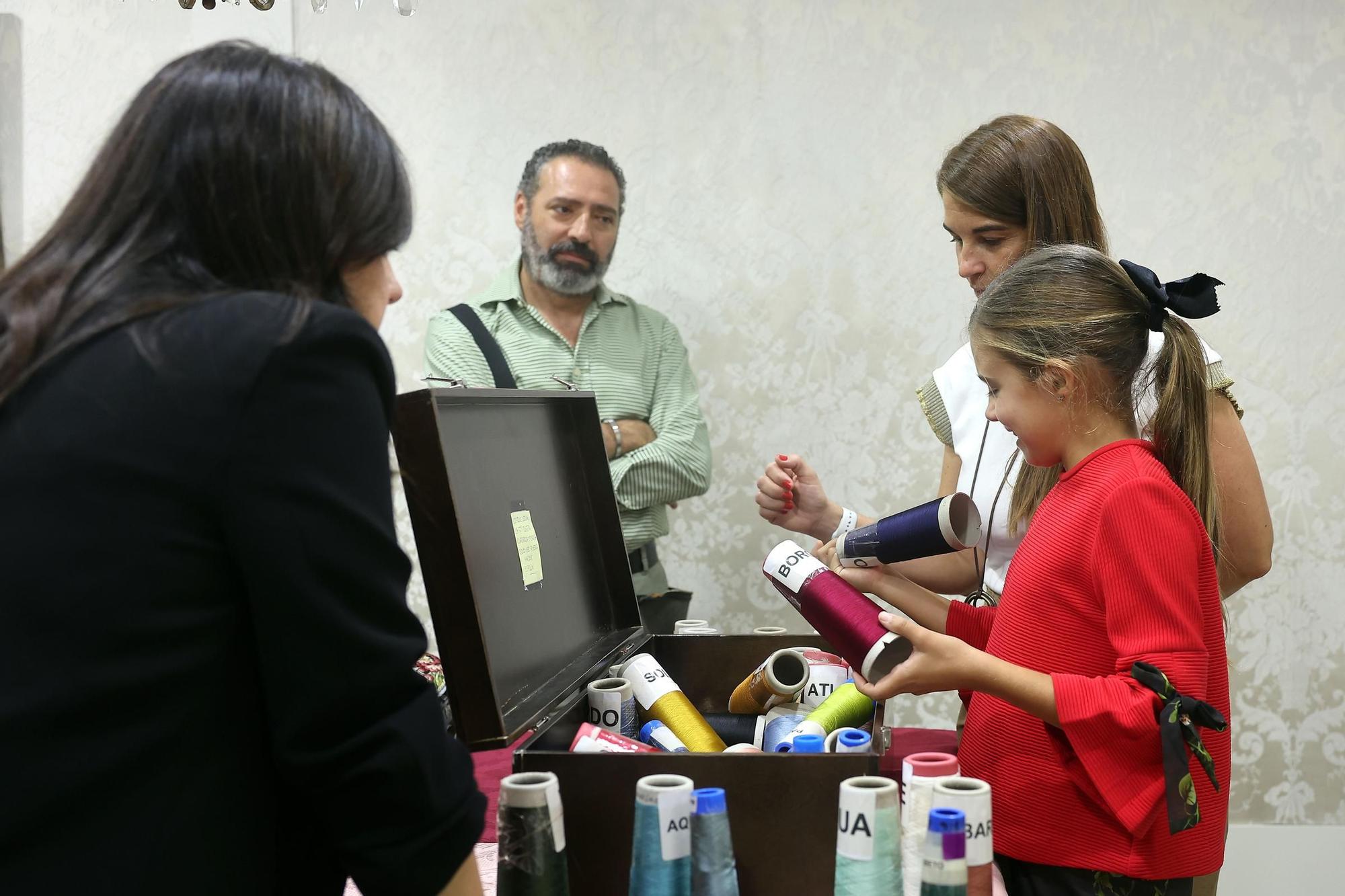 Maria Estela y Marina eligen los colores de sus espolines