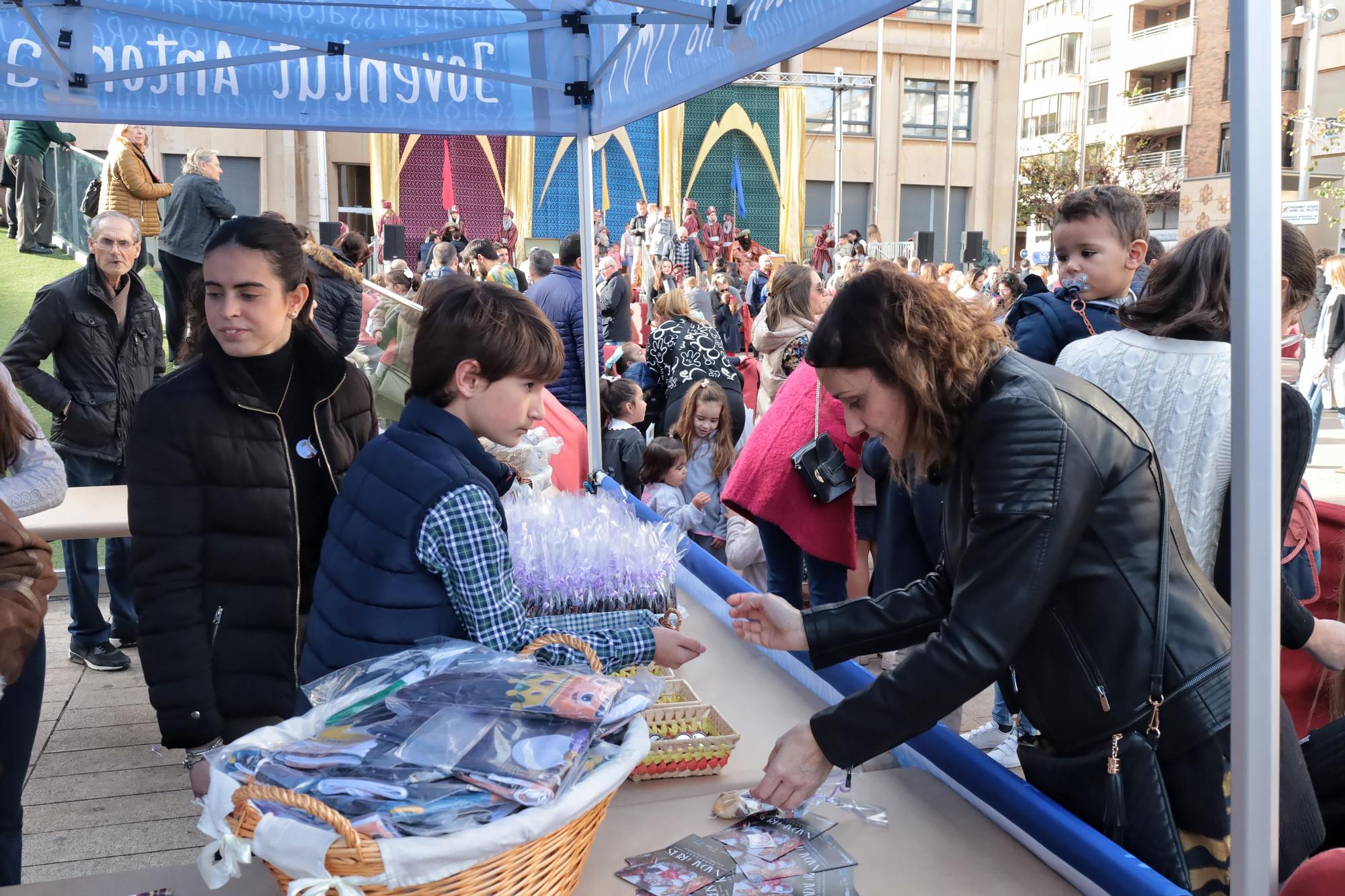 Multitudinaria entrega de las cartas de los niños de Vila-real a los pajes reales