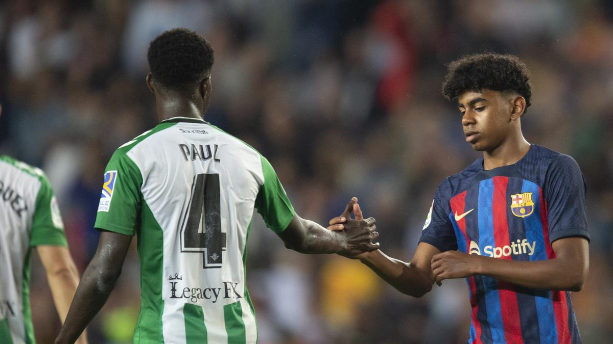 El joven cadete azulgrana de 15 años Lamine Yamal saluda al bético Paul en su debut al finalizar el partido de liga entre el Barça y el Betis