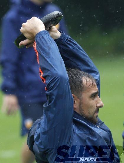 La plantilla entrena bajo la lluvia con el 'shock'