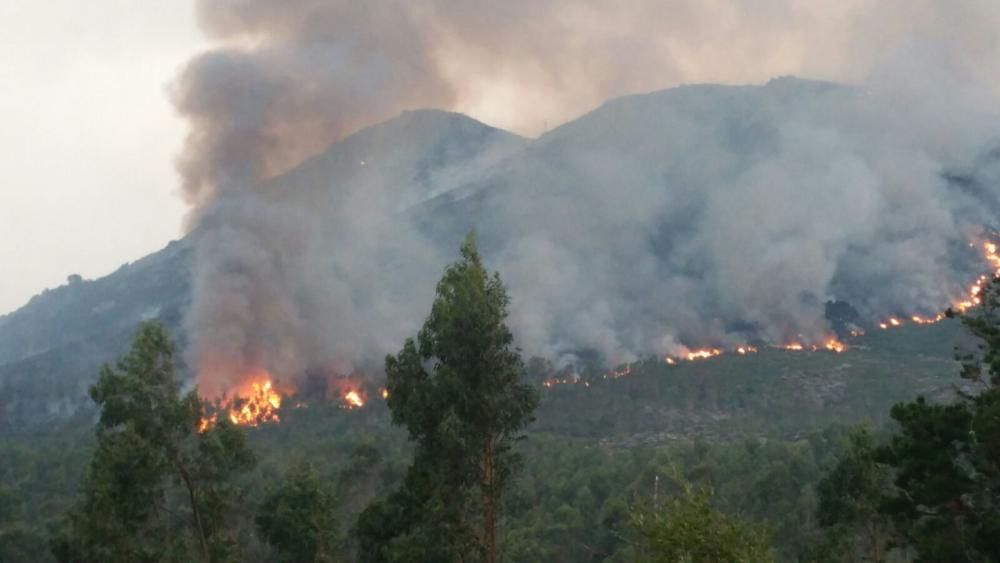 Incendios en Galicia | El fuego de Porto do Son arrasa el monte de A Curota