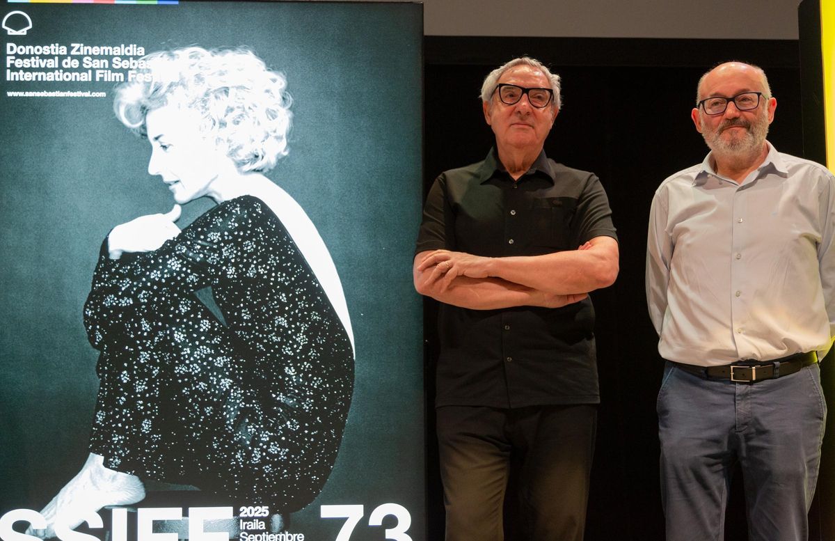 El fotógrafo Manuel Outmuro y el director del Festival de Cine de San Sebastián, José Luis Rebordinos.