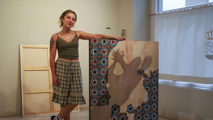 Carmen de Matos convierte los azulejos y la memoria del hogar en su nueva exposición en Badajoz