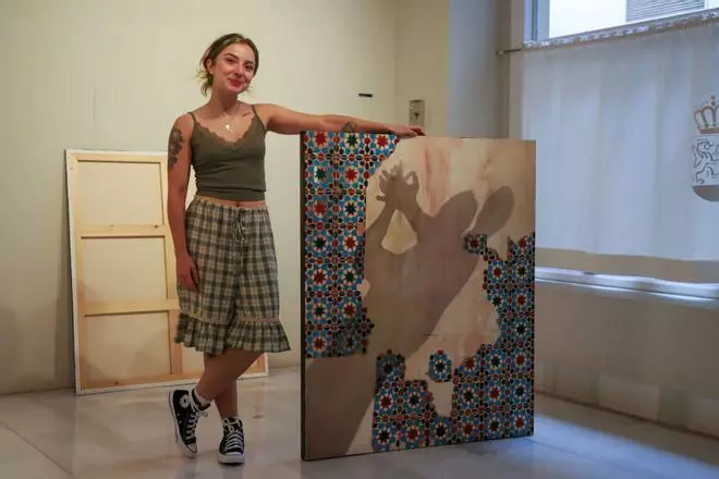 Carmen de Matos convierte los azulejos y la memoria del hogar en su nueva exposición en Badajoz