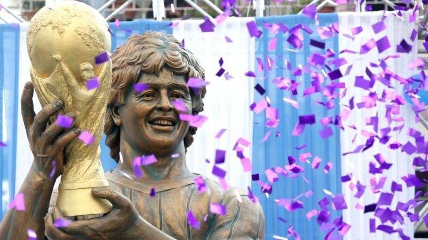 Lluvia de chistes sobre la estatua india a Maradona