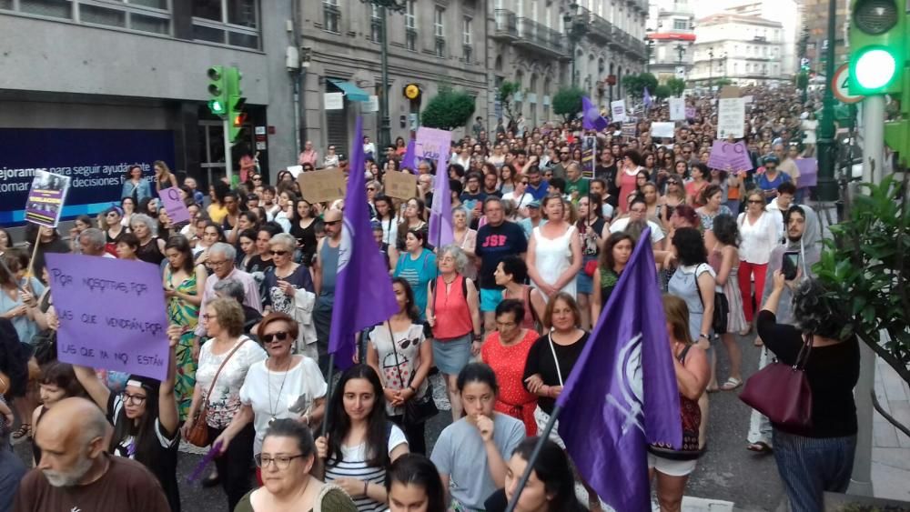Cientos de personas se lanzan a las calles para protestar contra la libertar provisional con fianza de los cinco miembros de 'La Manada'.