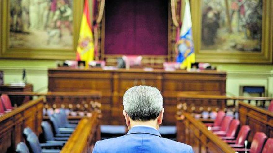 Imagen de archivo de Román Rodríguez en el Parlamento de Canarias en 2019.