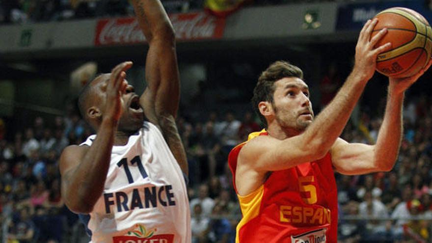 Rudy Fernández vuela ante Florent Pietrus.