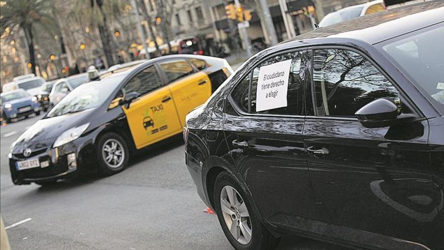 Uber y Cabify dejan Barcelona y el taxi madrileño rebaja sus demandas