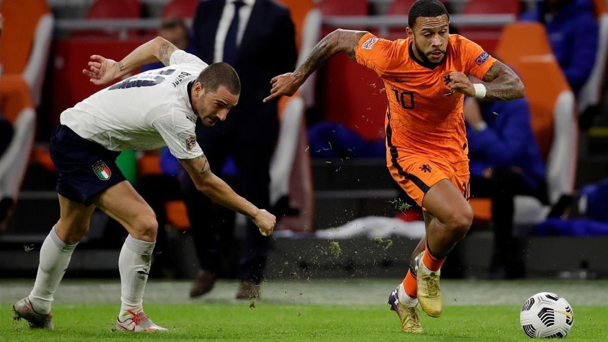 Depay se escapa de Bonucci en el encuentro de la selección holandesa ante Italia.