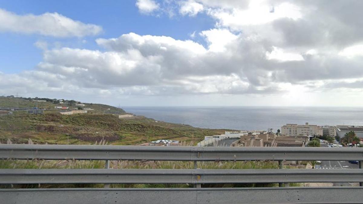 Zona del Barranco del Muerto, vista desde la vía de servicio que conecta el barrio de Añaza con la autopista del Sur, en Santa Cruz de Tenerife.
