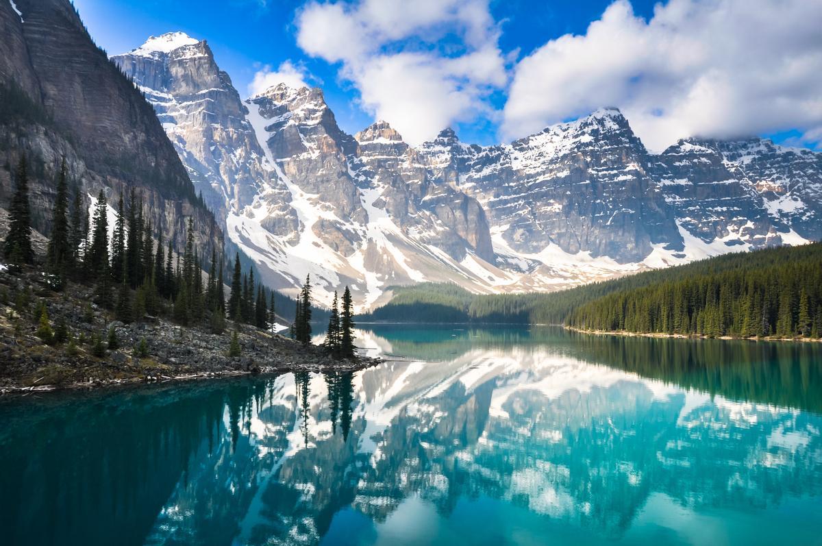 El lago Moraine es una joya de las Montañas Rocosas canadienses. Situado en el Parque Nacional Banff (Alberta), destaca por sus intensas aguas turquesas rodeadas por el Valle de los Diez Picos