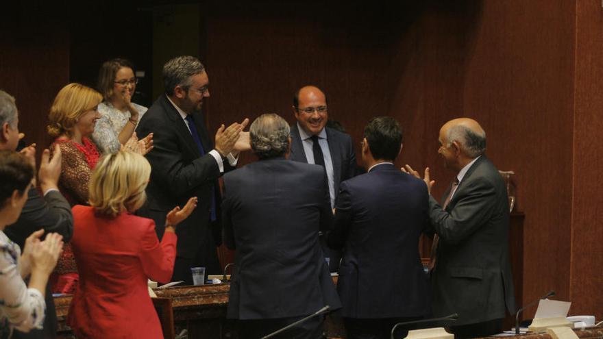 Los diputados del Partido Popular felicitan a Pedro Antonio Sánchez tras ser investido presidente de la Comunidad