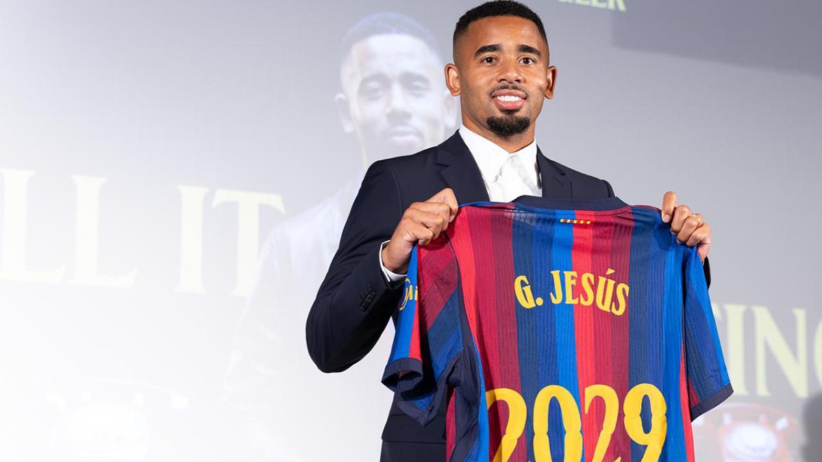 Gabriel Jesus posa con la camiseta del FC Barcelona en su presentación