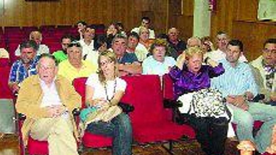 Asistentes a la constitución de la gestora del Grupo de Desenvolvemento Rural 20, a mediados del pasado mes de junio, en el salón de plenos.