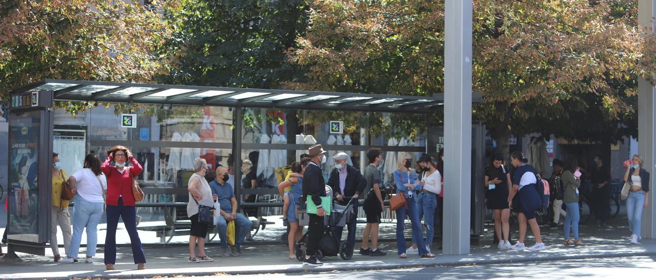 Filas en las marquesinas esperando a que lleguen los bueses en horario de huelga.