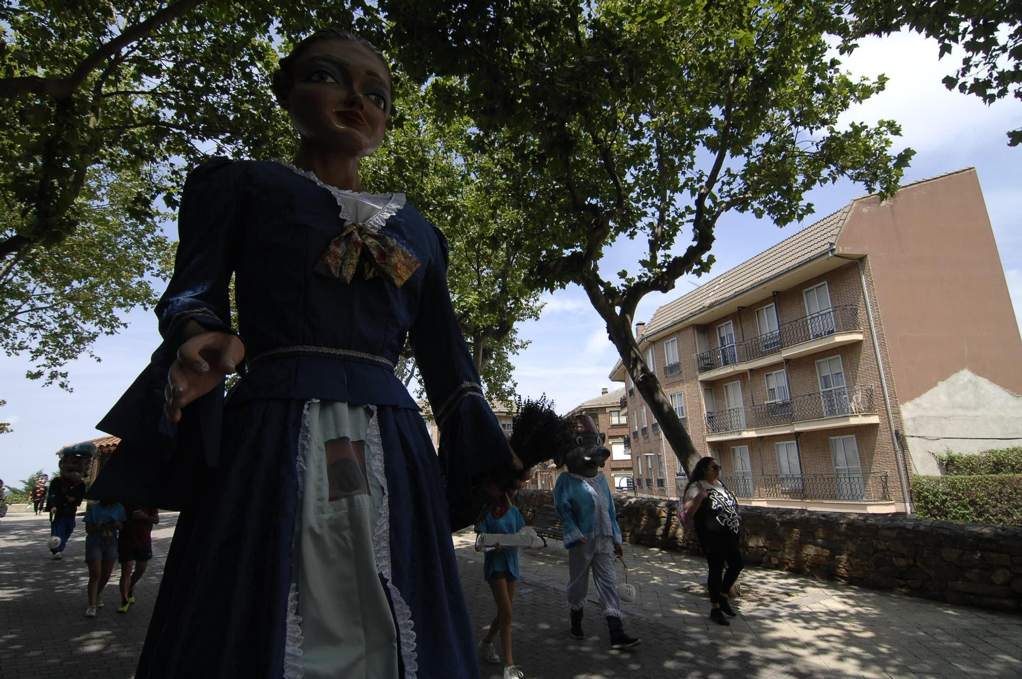 GALERÍA | Pasacalles de gigantes y cabezudos