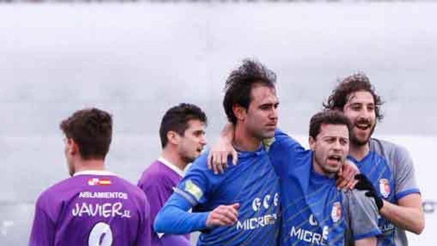 Los jugadores del GCE Villaralbo celebran un gol.