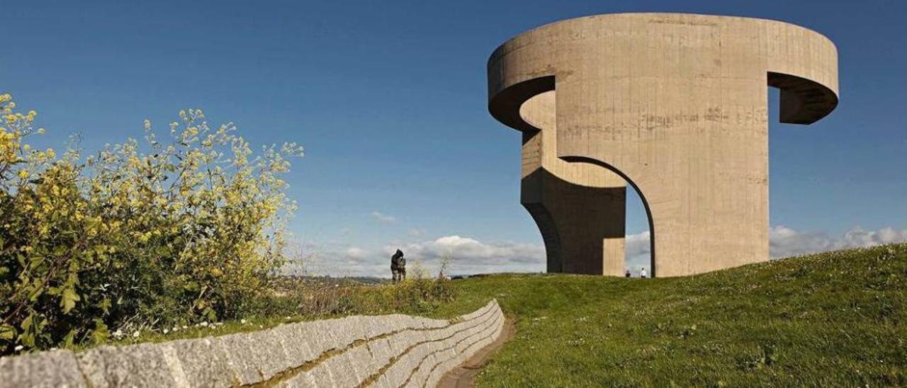 La escultura de Chillida desde otra perspectiva, en una imagen tomada ayer.