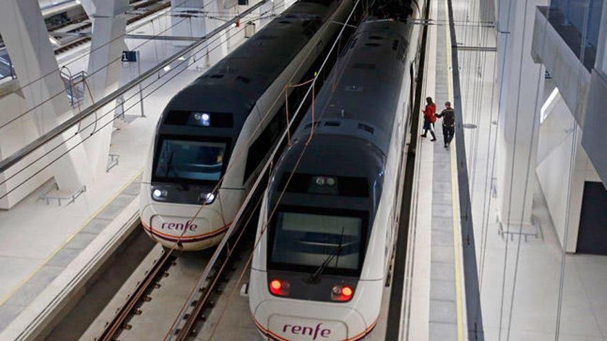 Dos trenes del Eje Atlántico en la estación de Urzáiz, en Vigo. // Marta G. Brea