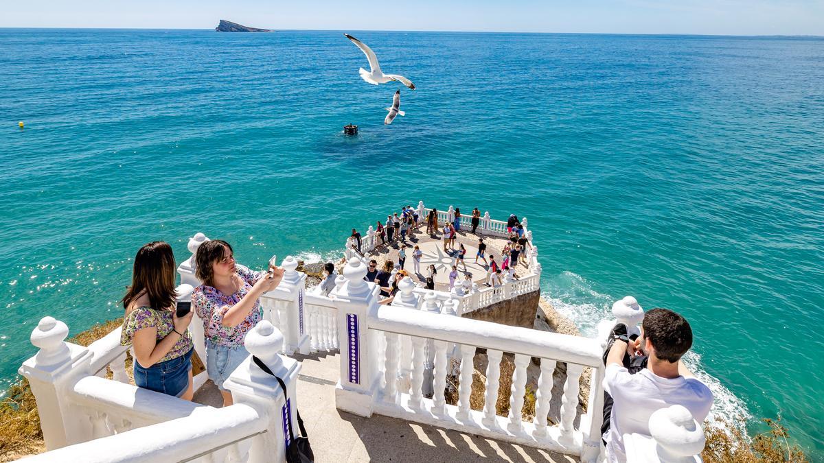 Turistas se fotografían en Benidorm, esta semana.