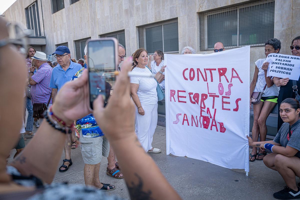 Una pancarta contra los recortes en la sanidad pública, en la concentración por la falta de médicos en el CAP de Ciutat Meridiana.