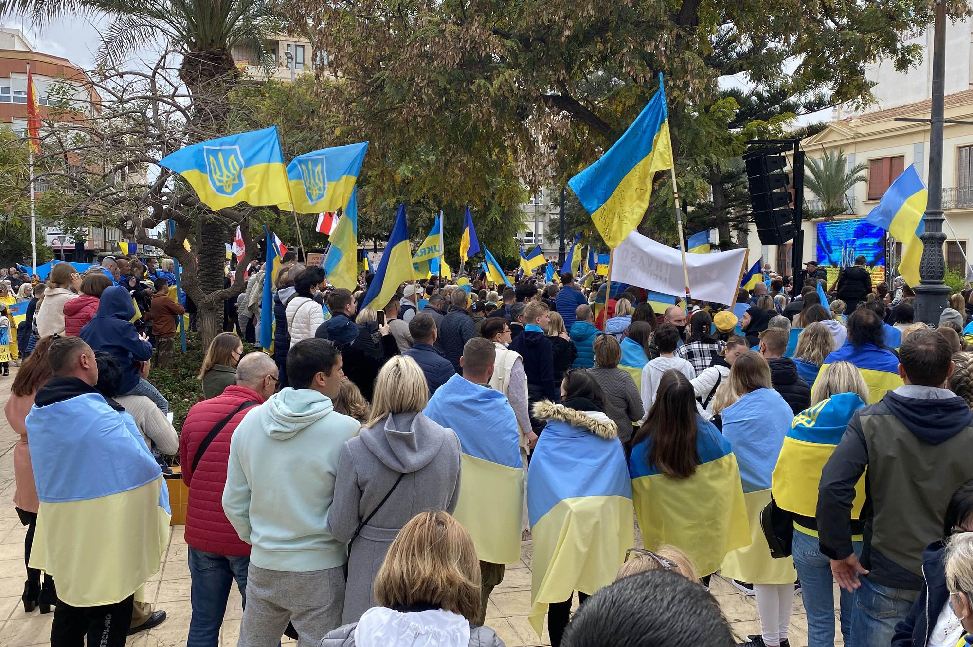 Un millar de personas se manifiesta en Torrevieja contra la invasión de Ucrania