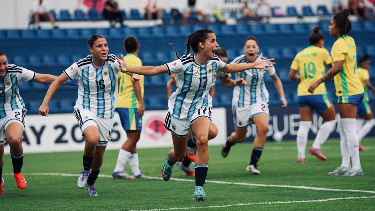 Denise García celebra un gol con la Selección Argentina.