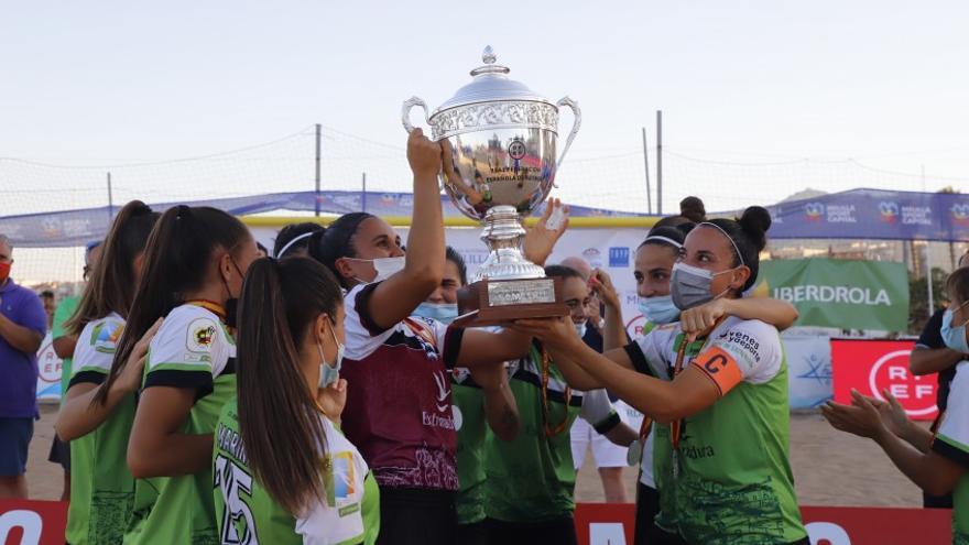 El Playa Cáceres alza la Supercopa la pasada temporada.