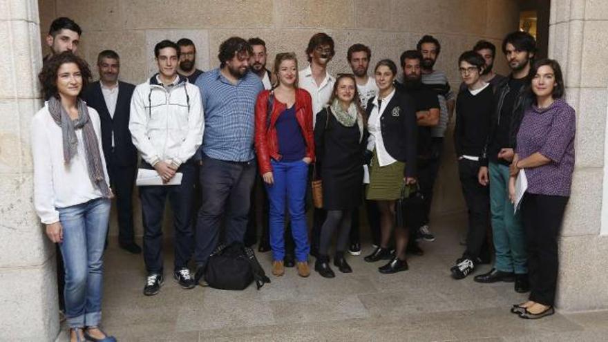 Foto de familia de los artistas que han participado en la muestra junto a los comisarios, Iñaki Martínez-Antelo y Agar Ledo. // Fotos: Ricardo Grobas