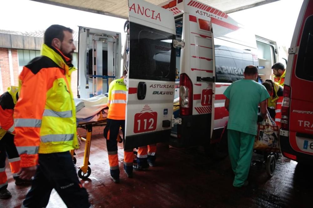 Temporal en Asturias: El hospital de Arriondas, desalojado por las inundaciones