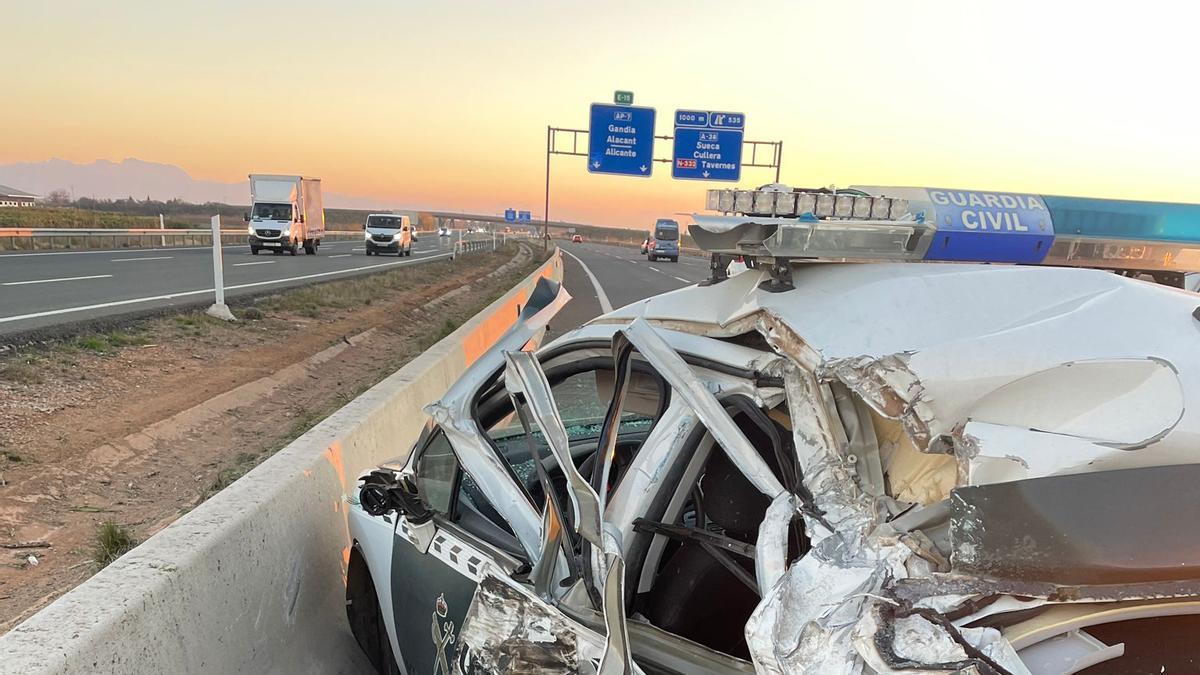 Un camión embiste un coche de la Guardia Civil parado en la autovía en Almussafes 4 Estado del vehículo de la Guardia Civil accidentado.
