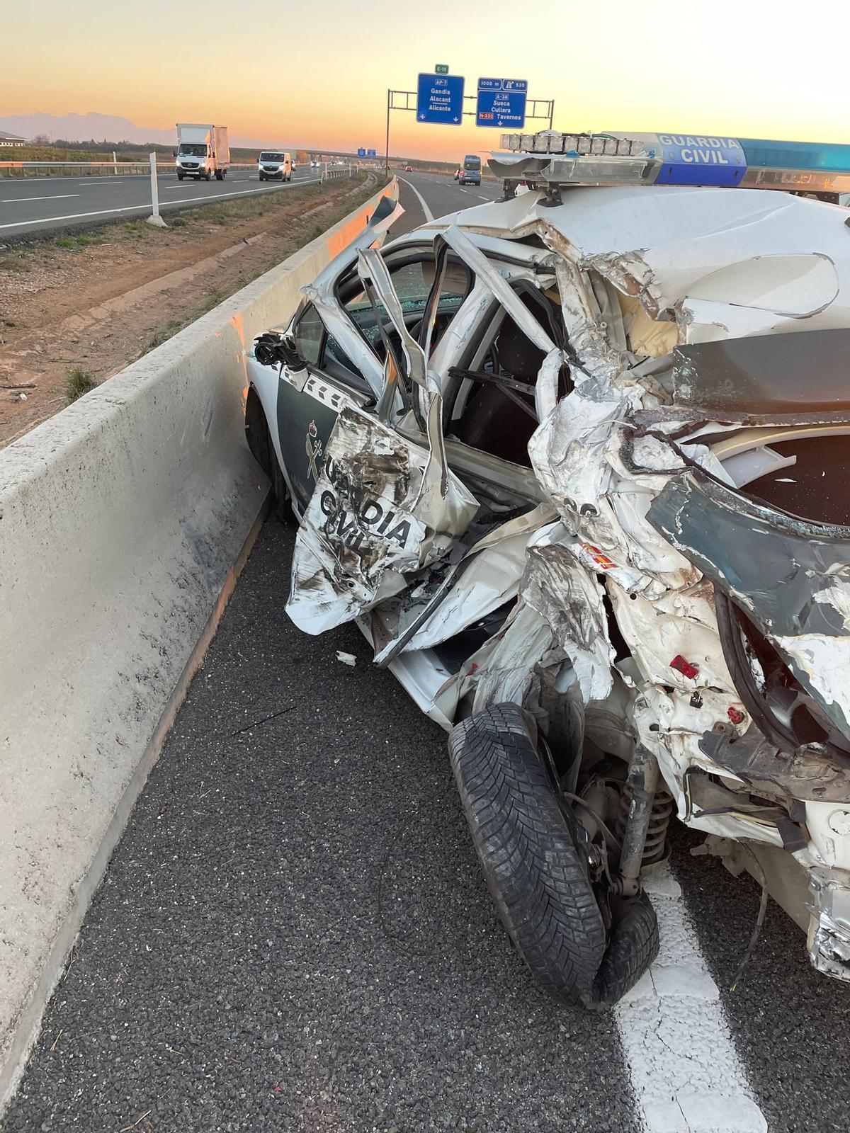 Estado del vehículo de la Guardia Civil accidentado.
