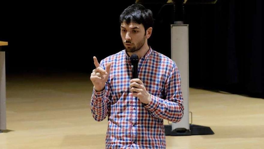 Uno de los especialista, durante la charla con los alumnos.